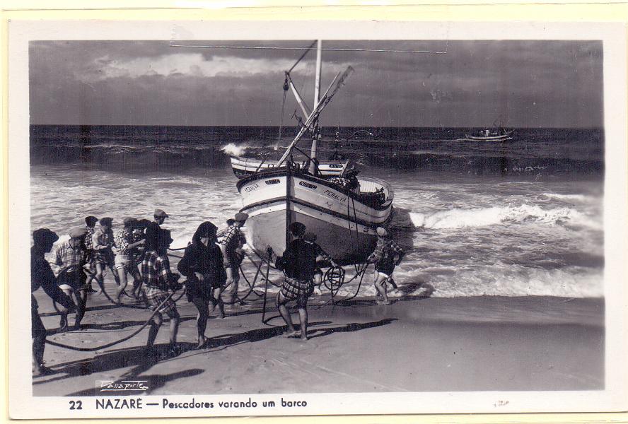 1907.jpg -     Lote:    1907      Lotes pelo Correio             Descrição:         Nazaré &mdash; Pescadores varando um barco. Novo.        PI       Valor Base:     &euro; 6,00     Valor Venda:     Retirado     