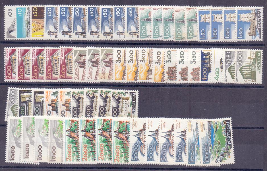 2236.jpg -     Lote:    2236      Lotes pelo Correio      Portugal        Descrição:         1972 &mdash; Paisagens e Monumentos. CE1126/45. Série completa com 61 selos. Valor de catálogo &euro; 350,00.        ***       Valor Base:     &euro; 35,00     Valor Venda:     &euro; 37,00     