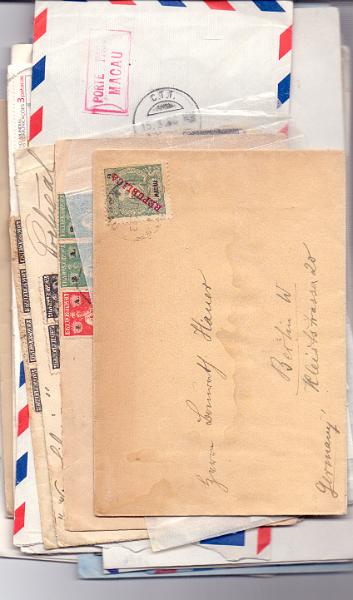 2708.jpg -     Lote:    2708      Lotes pelo Correio             Descrição:         Macau - Lote com 28 envelopes, circulados com franquias diversas, incluindo D. Carlos (1), Ceres (3, com franquias de 5 avos), 1 "Porte Pago / Macau". sobretaxas 10/16 avos e 2,00/2,20 Pts, CE 445 e 448, franquias mecânicas (18), incluindo publicidade, etc.  Ainda 15 recortes de envelopes com selos.  Lote a ver.        Lote       Valor Base:     &euro; 5,00     Valor Venda:     &euro; 105,00     