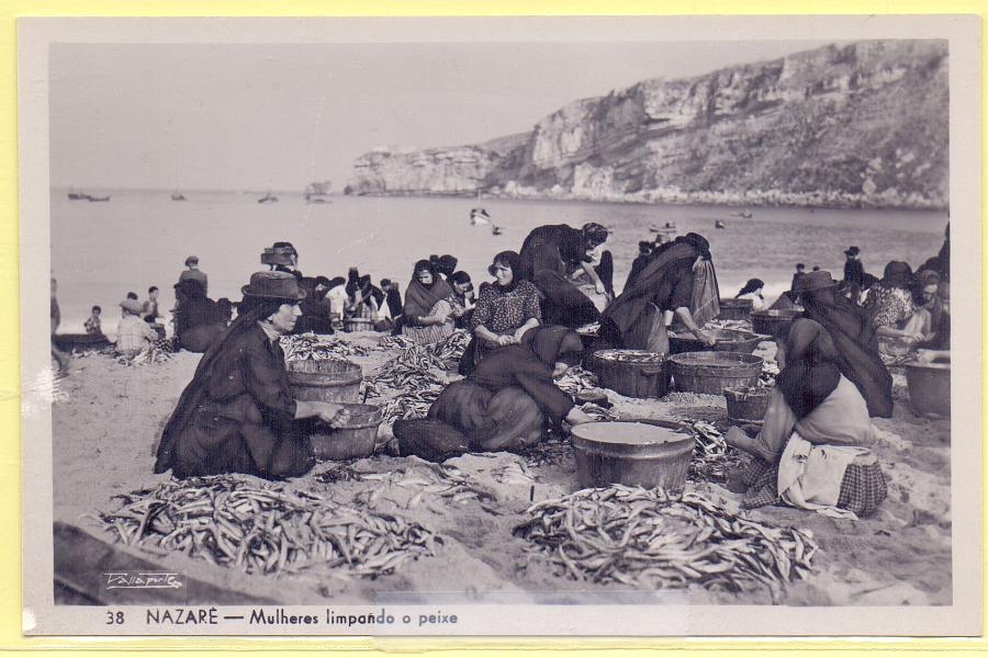 1846.jpg -     Lote:    1846      Lotes pelo Correio             Descrição:         Nazaré * Costumes. Mulheres limpando o peixe. Novo (fotográfico).        PI       Valor Base:     &euro; 5,00     Valor Venda:     Retirado     