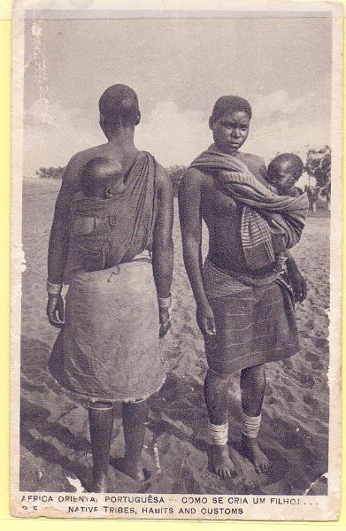 1910.jpg -     Lote:    1910      Lotes pelo Correio             Descrição:         Moçambique. Usos e costumes. "Como se cria um filho". Edição Santos Rufino. PB. Usado.        PI       Valor Base:     &euro; 5,00     Valor Venda:     Retirado     