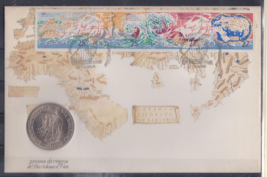 2347.jpg -     Lote:    2347      Lotes pelo Correio      Portugal       Descrição:         1988 &mdash; 500 Anos da Viagem de Bartolomeu Dias. FDC com tira de 4 selos 1811A, 1812A, 1833A e 1834ª, e moeda de 100$00 alusiva ao evento, obliterado com carimbo comemorativo.        FDC/M       Valor Base:     &euro; 5,00     Valor Venda:     &euro; 5,00     