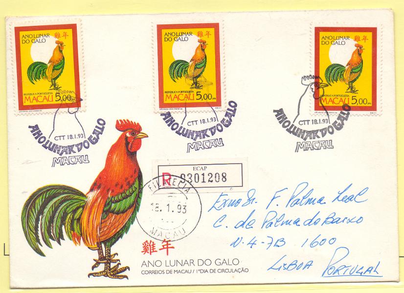 2451.jpg -     Lote:    2451      Lotes pelo Correio      Macau       Descrição:         1993 &mdash; Ano Lunar do Galo. FDC com 3 selos CE686, 5,00P circulado registado de Macau (18.01.93) para Lisboa.        FDC       Valor Base:     &euro; 10,00     Valor Venda:     Retirado     
