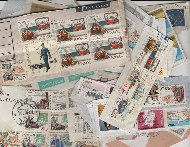 1845.jpg -     Lote:    1845                   Descrição:         Portugal — Caixa com milhares de selos usados para pacotaria em fragmentos * Lote 1. Lote a ver.         Lote       Valor Base:     € 100,00     Valor Venda:     €      