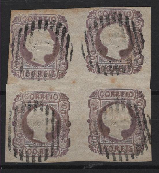 029.jpg -     Lote:    29            Portugal       Descrição:         1855/56 &mdash; D. Pedro V. Cabelos lisos. MF9, 100 reis lilás malva, papel liso fino. Quadra com margens curtas a boas, com alguns pontos de óxido e duas pequenas perfurações num dos selos.          O       Valor Base:     &euro; 150,00     Valor Venda:     &euro;      