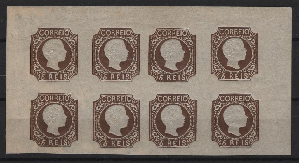 033.jpg -     Lote:    33            Portugal       Descrição:         1856/58 &mdash; D. Pedro V. Cabelos anelados. MF10, 5 reis castanho bistre. Bloco com 8 reimpressões de 1863, bordo superior de folha, com goma original e aderências em alguns selos. MB e MR. Certificado de peritagem do NFACP. Valor de catálogo &euro; 1.600,00+++.         ***/**       Valor Base:     &euro; 200,00     Valor Venda:     &euro;      