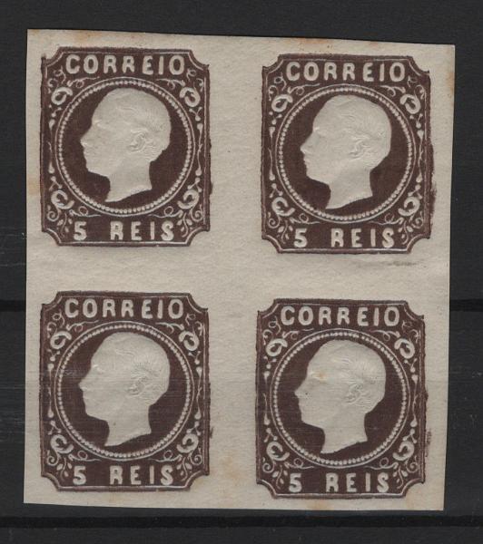 045.jpg -     Lote:    45            Portugal       Descrição:         1862/64 &mdash; D. Luís I. MF14, 5 reis castanho, cunho III sem variantes. Quadra com boas margens, goma original sem sinal de charneira com aflorações de óxido no verso. Certificado de peritagem de Leilões P. Dias, Lda. Valor de catálogo &euro; 860,00+++.         ***       Valor Base:     &euro; 125,00     Valor Venda:     &euro;      