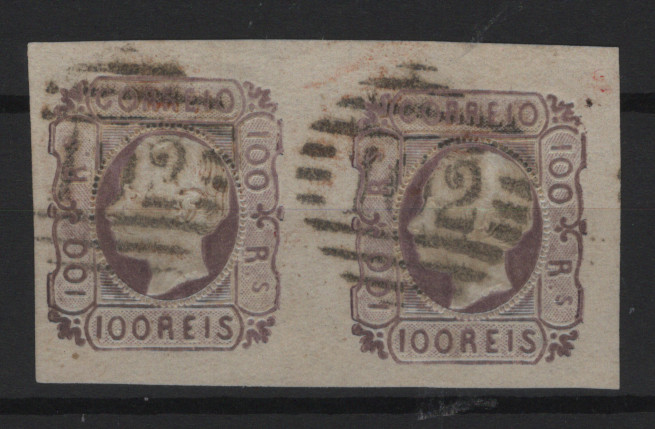 049.jpg -     Lote:    49            Portugal       Descrição:         1862/64 &mdash; D. Luís. MF18, 100 reis lilás malva, papel liso médio. Par horizontal, com uma margem curta e 3 de luxo, obliterado com carimbo numérico da 1.ª reforma, tipo 4.3.4, batido a preto "102 &mdash; VIANA".         O       Valor Base:     &euro; 35,00     Valor Venda:     &euro;      