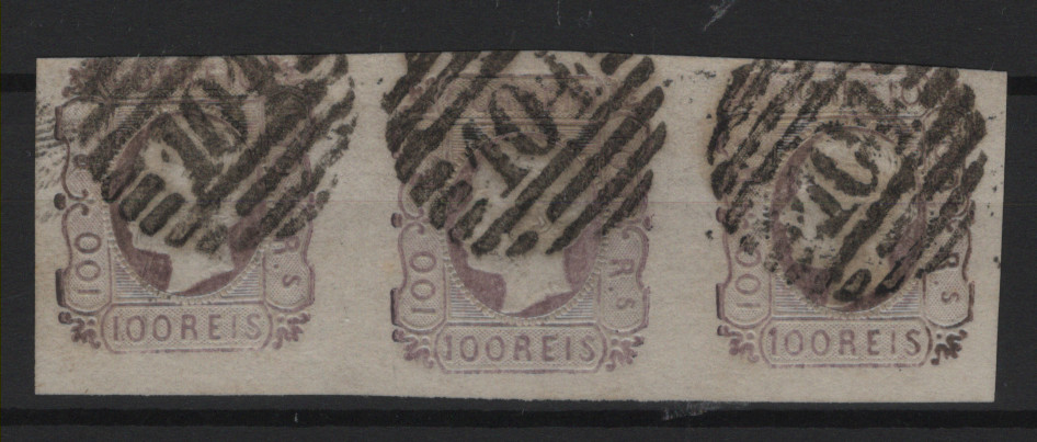 050.jpg -     Lote:    50            Portugal       Descrição:         1862/64 &mdash; D. Luís I. MF18, 100 reis lilás. Tira horizontal de 3 selos, com margens curtas no bordo superior e normais nas restantes, obliterada com carimbo numérico da 1.ª reforma, tipo 4.3.4, batido a preto "104 &mdash; CAMINHA". Valor de catálogo &euro; 495,00.         O       Valor Base:     &euro; 50,00     Valor Venda:     &euro;      