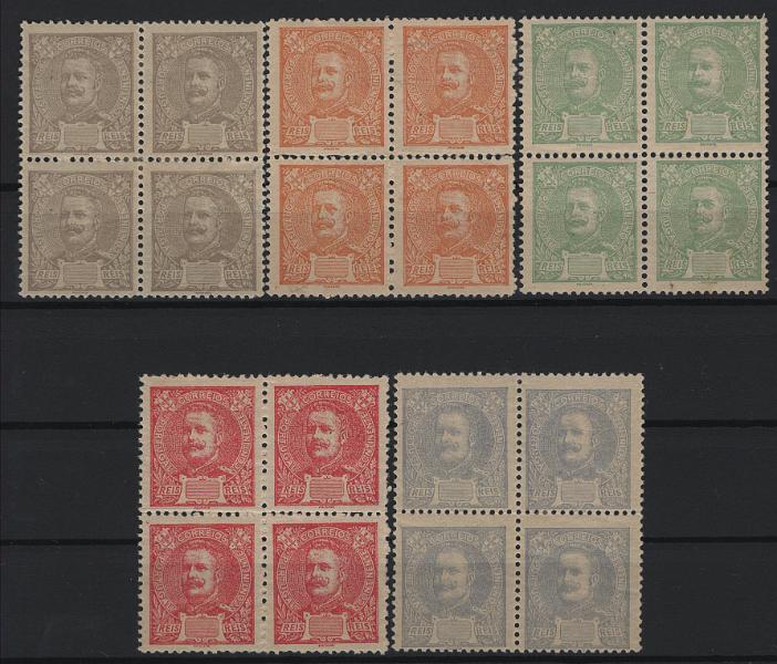 080.jpg -     Lote:    80            Portugal       Descrição:         1895/96 &mdash; D. Carlos I Mouchon. Lote com cinco quadras de provas de cor em cinzento, laranja, verde-amarelo, carmim e ultramar, sem impressão da taxa, com goma. A maioria sem sinal de charneira.         PRV       Valor Base:     &euro; 30,00     Valor Venda:     &euro;      