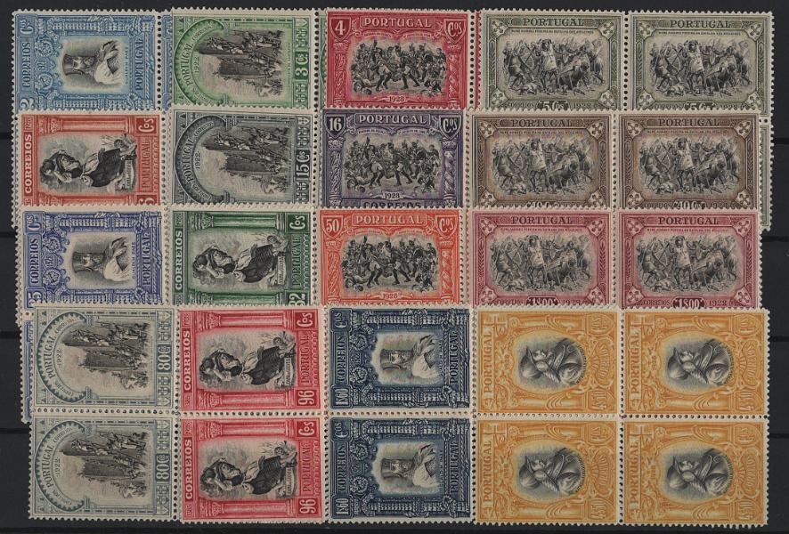 088.jpg -     Lote:    88            Portugal       Descrição:         1928 &mdash; Independência de Portugal * 3.ª emissão. MF435/450. Série completa em quadras. Selos com goma original, os superiores com sinal de charneira e os dois selos inferiores sem sinal de charneira. MB e MR. Valor de catálogo &euro; 930,00.         ***/**       Valor Base:     &euro; 200,00     Valor Venda:     &euro;      