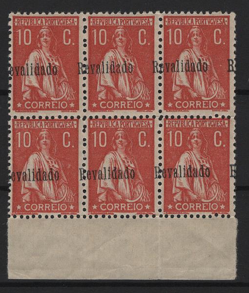 090.jpg -     Lote:    90            Portugal       Descrição:         1929 &mdash; Ceres, com sobrecarga "Revalidado". MF488d, 10C, denteado 12x11 &frac12;, papel liso. Bloco de seis selos (3x2), com sobrecarga DESLOCADA, com goma original sem sinal de charneira, boa cor, sem defeitos ou reparações. MB e R. Valor de catálogo &euro; 900,00.         ***       Valor Base:     &euro; 150,00     Valor Venda:     &euro;      