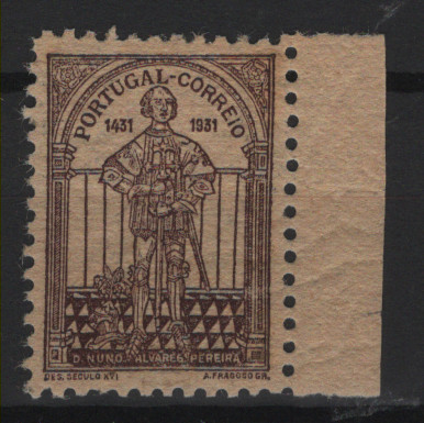 093.jpg -     Lote:    93            Portugal       Descrição:         1931 &mdash; 5.º Centenário da Morte de D. Nuno Alvares Pereira. MF542, 4$50 castanho e verde claro, com goma espessa acastanhada, SEM TAXA IMPRESSA, em papel liso rugoso e acastanhado, denteado 12x11 &frac12;. Selo bordo de folha, sem reparações, com pontos de óxido, com a cor castanha do selo de 4$50, não catalogado sem taxa e com denteado por Oliveira Marques em "Provas e Ensaios de Portugal e Colónias", tido como prova de cor sem taxa saída clandestinamente da Casa da Moeda. Certificado de peritagem de J. Miranda da Mota.          **       Valor Base:     &euro; 50,00     Valor Venda:     &euro;      