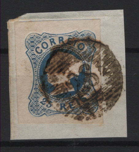 123.jpg -     Lote:    123      Marcofilia em emissões Borja Freire             Descrição:         1853 &mdash; D. Maria II. MF2, 25 reis azul, cunho II. Selo isolado, com 3 margens de luxo e uma normal, sobre pequeno fragmento, obliterado com carimbo numérico da 1.ª reforma, batido a preto "28 &mdash; MAFRA", tipo 6.8.6, raridade 4. Exemplar raro, sem defeitos nem reparações.          O       Valor Base:     &euro; 40,00     Valor Venda:     &euro;      