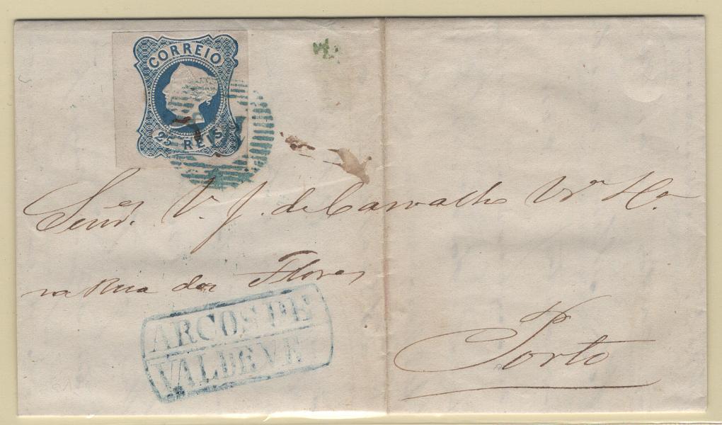 144.jpg -     Lote:    144      Marcofilia em emissões Borja Freire             Descrição:         1853 &mdash; D. Maria II. MF2, 25 reis azul, cunho I, com três margens de luxo e uma curta, em carta circulada de Arcos de Valdevez (27.10.53) para o Porto (29.10.53), obliterado com carimbo numérico da 1.ª reforma, batido a verde "108 - PONTE DA BARCA", tipo 5.10.5, e nominativo batido a azul "ARCOS DE / VALDEVE", do período pré-adesivo. Exemplar raro, muito bonito, sem reparações e com dobra ao meio na carta.         Carta       Valor Base:     &euro; 100,00     Valor Venda:     &euro;      