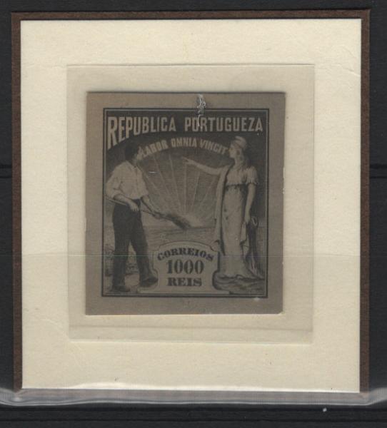 190.jpg -     Lote:    190      Ceres &mdash; Colecção Especializada             Descrição:         1911 &mdash; Estudos e desenhos para a execução do novo selo representativo do regime republicano, apresentados ao concurso oficial de 1911 conforme texto legislativo definido pelo Decreto n.º 29 de 6 de Fevereiro de 1911. Desenho em papel fotográfico com a taxa de 1000 reis, com desenho representando a nova ética do "trabalho", com a legenda "LABOR OMNIA VINCIT" &mdash; o trabalho tudo alcança. MB e MR.         PRV       Valor Base:     &euro; 150,00     Valor Venda:     &euro;      