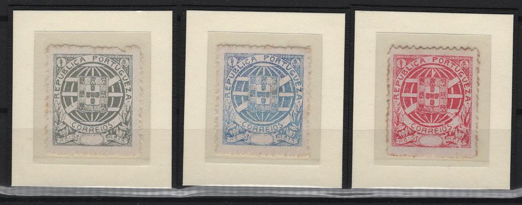 194.jpg -     Lote:    194      Ceres &mdash; Colecção Especializada             Descrição:         1911 &mdash; Estudos e desenhos para a execução do novo selo representativo do regime republicano. Ensaios em verde-cinzento, azul e vermelho, impressos sobre papel porcelana, tendo como fundo a esfera armilar, provavelmente apresentados no concurso público de Fevereiro de 1911, por autor desconhecido, e não aprovados. MB e MR.         PRV       Valor Base:     &euro; 200,00     Valor Venda:     &euro;      