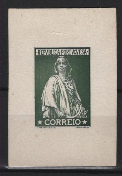 200.jpg -     Lote:    200      Ceres &mdash; Colecção Especializada             Descrição:         1912 &mdash; Ceres. Emissão de 1912. Prova da gravura em cartão revestido a caulino em verde escuro, sem abertura do valor no cunho, desenho de Constantino Álvaro Sobral Fernandes e gravura do segundo gravador da Casa da Moeda, José Sérgio de Carvalho e Silva. MB e MR.         PRV       Valor Base:     &euro; 200,00     Valor Venda:     &euro;      