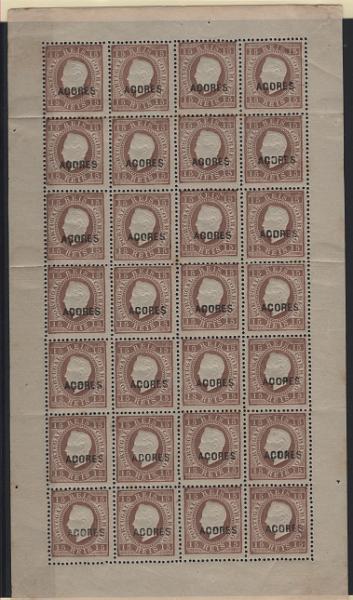 240.jpg -     Lote:    240            Açores       Descrição:         1871/76 &mdash; D. Luís I. Fita direita. Selos do Continente com sobrecarga AÇORES, tipo B. MF25, 15 reis castanho, denteado 12 &frac12;, papel liso. Folha completa com 28 selos com boa cor, goma original na maioria dos selos. Alguns deles com charneira para manter integra a folha. Valor de catálogo &euro; 900,00.         ***/**       Valor Base:     &euro; 100,00     Valor Venda:     &euro;      