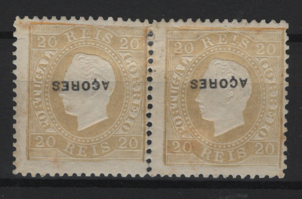 242.jpg -     Lote:    242            Açores       Descrição:         1882/84 &mdash; D. Luís I. Fita direita. Selos do Continente com sobrecarga AÇORES tipo D. MF39, 20 bistre, papel liso, denteado 12 Ÿ, tipo I. Par horizontal com goma original e charneira. Exemplar com reparações no limite superior do quadro de impressão dos dois selos, com o denteado ao meio parcialmente aberto e reforçado pela goma, com boa cor e relevo e com a sobrecarga INVERTIDA. Certificado de peritagem de J. Miranda da Mota.         **       Valor Base:     &euro; 75,00     Valor Venda:     &euro;      