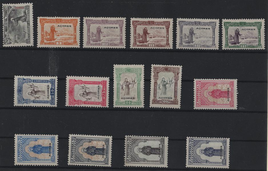 247.jpg -     Lote:    247            Açores       Descrição:         1895 &mdash; 7.º Centenário do Nascimento de Santo António. Selos do Continente com sobrecarga AÇORES. MF73/87. Série completa com goma original e sem marca de charneira, papel pontinhado em losangos, denteado 12, 12x12 &frac12; ou 12 &frac12; x 12. Exemplares sem defeitos ou reparações, com pequena falta parcial de goma no selo de 150 reis e com boa cor. MB e MR. Certificado de peritagem de J. Miranda da Mota. Valor de catálogo &euro; 3.000,00.         ***       Valor Base:     &euro; 750,00     Valor Venda:     &euro;      