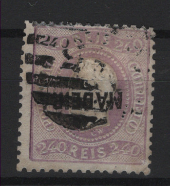 264.jpg -     Lote:    264                   Descrição:         1868 &mdash; D. Luís I. Fita curva, denteados. Selos do Continente com sobrecarga MADEIRA, tipo A. MF13, 240 reis violeta claro, papel liso, denteado 12 Ÿ. Exemplar redenteado, com parte do relevo da efígie aberto, com boa cor e relevo e com SOBRECARGA INVERTIDA, MR. Não catalogado. Certificado de peritagem de J. Miranda da Mota.         O       Valor Base:     &euro; 50,00     Valor Venda:     &euro;      