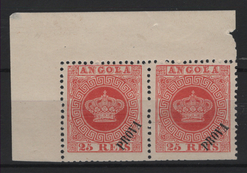 290.jpg -     Lote:    290            Angola       Descrição:         1870/77 &mdash; Coroa. MF4e, 25 reis vermelho, papel liso ESPESSO (100m), denteado 12 Ÿ, tipo I. Par horizontal em canto de folha, sem reparações, com parte da goma espelhada e falhas na goma por aderências, com dentes curtos na margem inferior, com boa cor e com a sobrecarga "PROVA" grande, impressa a preto. MB e MR. Certificado de peritagem de J. Miranda da Mota.         ***       Valor Base:     &euro; 175,00     Valor Venda:     &euro;      