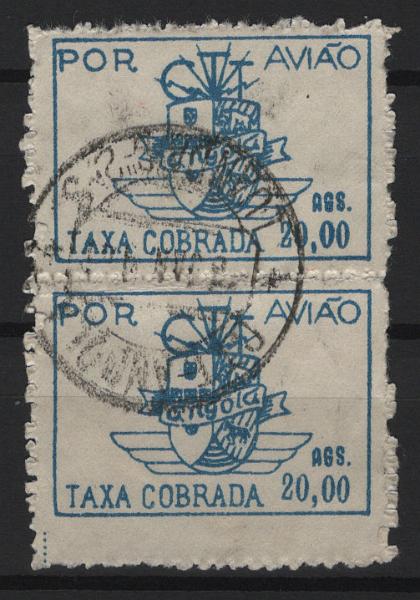 342.jpg -     Lote:    342            Angola       Descrição:         1947 &mdash; Correio aéreo. Emblema dos CTT. MF18, 20Ags azul. Par vertical com boa cor, sem reparações ou defeitos. Denteado farpeado, normal em grande parte dos selos desta emissão. Valor de catálogo &euro; 360,00.         O       Valor Base:     &euro; 60,00     Valor Venda:     &euro;      