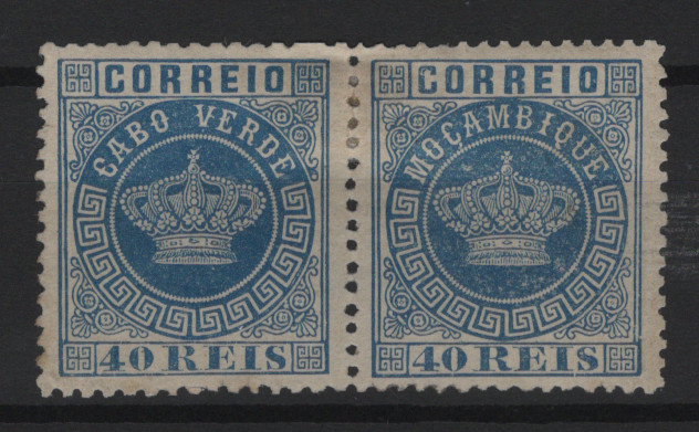 360.jpg -     Lote:    360            Cabo Verde       Descrição:         1877 &mdash; Coroa. MF5, 40 reis azul, papel liso, denteado 12 &frac12;. Par horizontal, bem centrado, com boa cor, com goma não original, sem defeitos nem reparações, com o 2.º selo com ERRO, cliché MOÇAMBIQUE, que se situa na posição 18 da folha. B e MR. Certificado de peritagem do INEXFIP. Valor de catálogo &euro; 3.000.00.         (*)       Valor Base:     &euro; 1.000,00      Valor Venda:     &euro;      