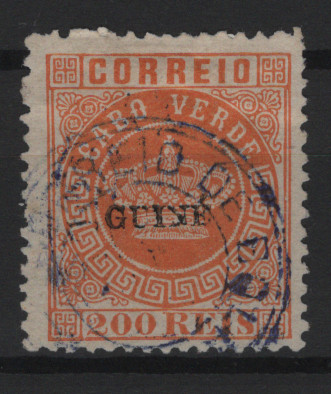 380.jpg -     Lote:    380            Guiné       Descrição:         1879/82 &mdash; Coroa. Selos de Cabo Verde, com sobrecarga "GUINÉ" pequena, aposta manualmente a preto, na imprensa do governo local * NÃO EMITIDOS. MF8, 200 reis laranja, denteado 12 Ÿ, papel liso fino. Exemplar usado, sem defeitos, nem reparações, obliterado com carimbo de duplo círculo sem datador, batido a violeta "CORREIO DE BOLAMA. MB e MR. Certificado de peritagem do INEXFIP. Valor de catálogo &euro; 1.000,00. .        O       Valor Base:     &euro; 350,00     Valor Venda:     &euro;      