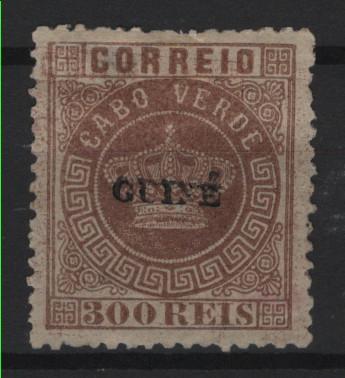 382.jpg -     Lote:    382            Guiné       Descrição:         1879/82 &mdash; Coroa. Selos de Cabo Verde, com sobrecarga "GUINÉ" pequena, aposta manualmente a preto, na imprensa do governo local * NÃO EMITIDOS. MF9, 300 reis chocolate, denteado 12 Ÿ, papel liso fino. Exemplar novo, com goma não original, sem reparações e pequenos defeitos no denteado superior, normal nestes selos, com DUPLA IMPRESSÃO do cliché. MB e MR. Certificado de peritagem Leilões P. Dias, Lda. Não catalogada a dupla impressão.         *       Valor Base:     &euro; 750,00     Valor Venda:     &euro;      