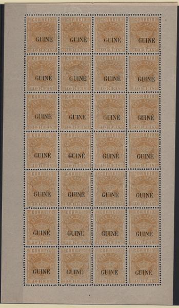 390.jpg -     Lote:    390            Guiné       Descrição:         1885 &mdash; Coroa. Selos de Cabo Verde, com sobrecarga "GUINÉ" grande. Novas cores. MF22, 40 reis amarelo, denteado 12 Ÿ, papel liso médio. Folha completa com 28 selos com goma original, sem sinal de charneira, sem defeitos nem reparações, com ERRO, cliché de MOÇAMBIQUE na posição 18 da folha. MB. Valor de catálogo &euro; 325,50.         ***       Valor Base:     &euro; 50,00     Valor Venda:     &euro;      