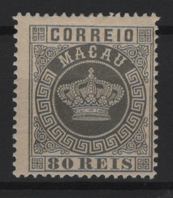 443.jpg -     Lote:    443            Macau       Descrição:         1885/86 &mdash; Coroa. Novas cores e valores. MF21, 80 reis cinzento, papel liso médio, denteado 13 &frac12;. Exemplar com boa cor, sem reparações e um dente com dobra. Valor de catálogo &euro; 230,00.         **       Valor Base:     &euro; 50,00     Valor Venda:     &euro;      