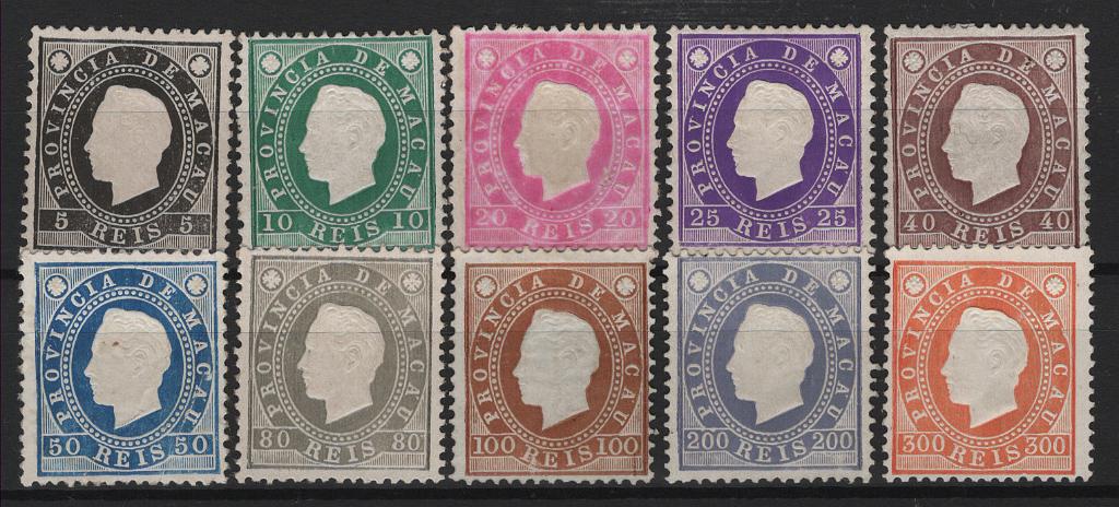 448.jpg -     Lote:    448            Macau       Descrição:         1887 &mdash; D. Luís I. MF 32/41. Série completa em denteado 12 Ÿ, papel porcelana. Selos sem goma como emitidos e selo de 10 reis com goma e charneira. Selos com boa cor, sem defeitos, nem reparações. Valor de catálogo &euro; 487,00.         **/*       Valor Base:     &euro; 100,00     Valor Venda:     &euro;      