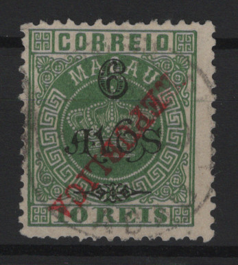 470.jpg -     Lote:    470            Macau       Descrição:         1913 &mdash; Coroa. Selos de 1902, com sobrecarga REPUBLICA, tipografada localmente. MF165b, 6 avos s/ 10 reis verde, papel porcelana, denteado 11 Ÿ. Selo com boa cor, sem reparações e com denteado irregular, com a SOBRECARGA INVERTIDA. Valor de catálogo &euro; 200,00.         O       Valor Base:     &euro; 35,00     Valor Venda:     &euro;      