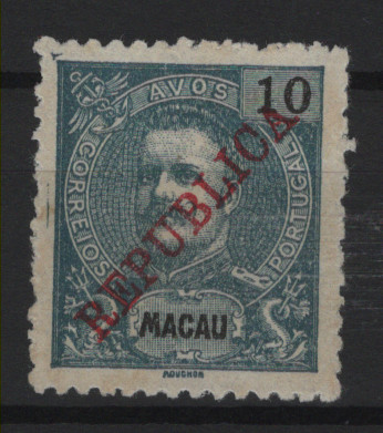 477.jpg -     Lote:    477            Macau       Descrição:         1913 &mdash; D. Carlos I, Mouchon, com sobrecarga REPUBLICA, tipografada localmente. MF189A, 10 avos azul esverdeado, denteado 11 Ÿ, papel pontinhado. Exemplar muito raro com boa cor, sem reparações e ligeiros defeitos no denteado, com sobrecarga autêntica a vermelho. Certificado de peritagem do INEXFIP.         *       Valor Base:     &euro; 6.000,00     Valor Venda:     &euro;      