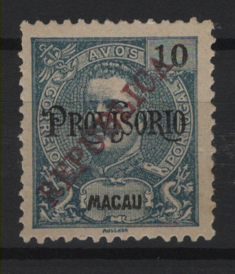 478.jpg -     Lote:    478            Macau       Descrição:         1913 &mdash; D. Carlos I (PROVISORIO), com sobrecarga REPUBLICA tipografada localmente. NÃO EMITIDO. Selo autêntico de 10 avos azul esverdeado, denteado 11 Ÿ. Exemplar muito raro, sem goma como emitido, não catalogado e apenas referenciada a sua existência no catálogo Yang, com boa cor, sem reparações e apenas com um dente curto. Certificado de peritagem de Leilões P. Dias, Lda.         *       Valor Base:     &euro; 6.000,00     Valor Venda:     &euro;      