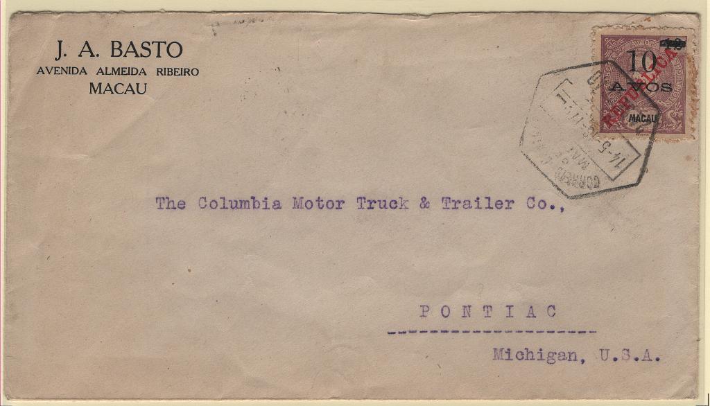 487.jpg -     Lote:    487            Macau       Descrição:         1915 &mdash; D. Carlos I, Mouchon. Selos de 1905 com sobrecarga REPUBLICA da Casa da Moeda. MF242, 10 avos s/ 12 avos lilás malva, denteado 11 Ÿ, papel liso em sobrescrito circulado de Macau (14.05.18) para os EUA com trânsito por Hong Kong (15.05.18). Exemplar bem conservado, sem defeitos ou reparações.          Carta       Valor Base:     &euro; 75,00     Valor Venda:     &euro;      