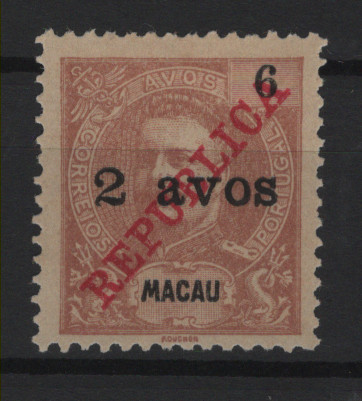489.jpg -     Lote:    489            Macau       Descrição:         1919 &mdash; D. Carlos I, Mouchon. Selos de 1911 com sobretaxa, tipografada localmente. MF246, 2 avos s/ 6 avos, castanho vermelho, denteado 11 Ÿ, papel liso. Exemplar com boa cor, sem defeitos ou reparações e SEM corte de tesoura. Valor de catálogo &euro; 250,00.         *       Valor Base:     &euro; 50,00     Valor Venda:     &euro;      