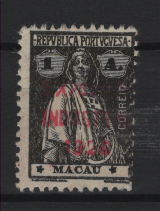 491.jpg -     Lote:    491            Macau       Descrição:         1926 &mdash; Ceres, com sobrecarga "EXPOSIÇÃO / INDUSTRIAL / 1926". MF258B, 1 avos preto, papel liso, denteado 12x11 &frac12;, estrelas III/IV. Exemplar raro, descentrado, com boa cor, sem defeitos ou reparações. Certificado de peritagem de Portucale Philatelicus. Valor de catálogo &euro; 500,00.         *       Valor Base:     &euro; 200,00     Valor Venda:     &euro;      