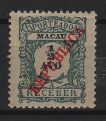 500.jpg -     Lote:    500            Macau       Descrição:         1914 &mdash; Porteado. Emissão regular de 1904, com sobrecarga REPUBLICA tipografada localmente. MF POR23, &frac12; avo verde azul, denteado 11 Ÿ, papel liso levemente pontinhado. Exemplar muito raro, novo com goma original e sem sinal de charneira, com boa cor, sem defeitos nem reparações. Certificado de peritagem de Leilões P. Dias, Lda. Valor de catálogo &euro; 1.300.00.         ***       Valor Base:     &euro; 600,00     Valor Venda:     &euro;      