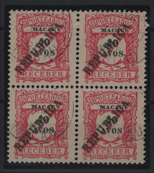 502.jpg -     Lote:    502            Macau       Descrição:         1914 &mdash; Porteado. Emissão regular de 1904, com sobrecarga REPUBLICA tipografada localmente. MF POR31, 40 avos carmim, denteado 11 Ÿ, papel liso levemente pontinhado. Quadra, com boa cor, sem defeitos nem reparações e com DUPLA SOBRECARGA a verde e a preto. Valor de catálogo &euro; 168.00.         O       Valor Base:     &euro; 40,00     Valor Venda:     &euro;      