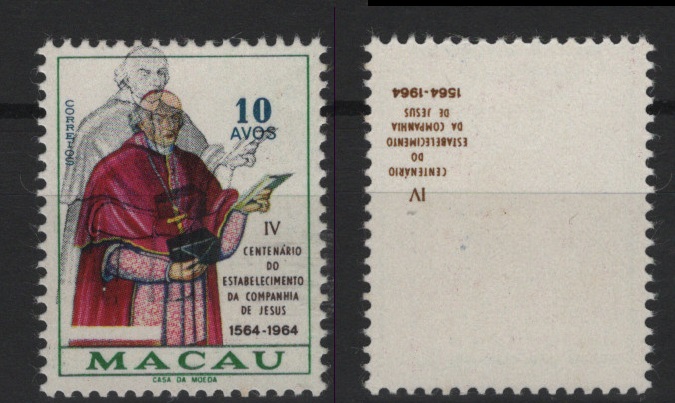 506.jpg -     Lote:    506            Macau       Descrição:         1964 &mdash; IV Centenário do Estabelecimento da Companhia de Jesus. NE6, 10 avos, denteado 13 &frac12;, papel esmalte. Exemplar raro com fundo verde e legenda MACAU a verde com DESLOCAÇÃO VERTICAL da cor preta e IMPRESSAO NO VERSO da legenda IV / CENTENÁRIO / DO / ESTABELECIMENTO / DA COMPANHIA / DE  JESUS / 1564-1964". Exemplar com boa cor, sem defeitos nem reparações. Certificado de peritagem de Portucale Philatelicus.          ***       Valor Base:     &euro; 600,00     Valor Venda:     &euro;      