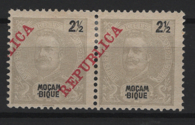 524.jpg -     Lote:    524            Moçambique       Descrição:         1911 &mdash; D. Carlos I, Mouchon, com sobrecarga REPUBLICA da Casa da Moeda. MF103, 2 &frac12; reis, cinzento-claro, papel pontinhado horizontal, denteado 11 Ÿ. Par horizontal com a sobrecarga DESLOCADA. MB e R.         **       Valor Base:     &euro; 20,00     Valor Venda:     &euro;      