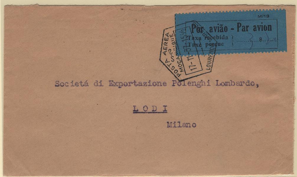 539.jpg -     Lote:    539            Moçambique       Descrição:         1937 &mdash; Sobretaxa do Correio Aéreo. Legenda "Taxa recebida / Taxe perçue". MF SCA6 em sobrescrito circulado de Lourenço Marques (17.11.37) para Itália (24.11.37) com a taxa manuscrita de 3$20 (1.º porte para cartas remetidas para Itália via Brindisi com um peso até 5g). Etiqueta com a letra "o" de "avion" cortada na parte superior, variedade presente nos selos 7, 8, 17 e 18 da folha de 20 etiquetas. B e R.         Carta       Valor Base:     &euro; 50,00     Valor Venda:     &euro;      