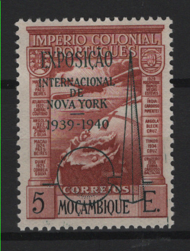 541.jpg -     Lote:    541            Moçambique       Descrição:         1938 &mdash; Correio aéreo. Império Colonial Português, com sobrecarga a preto "EXPOSIÇÃO INTERNACIONAL DE NOVA YORK / 1939-1940". MF CA7a, 5$00 castanho vermelho. Exemplar novo com goma original e sinal de charneira, boa cor, sem defeitos nem reparações, assinado no verso. MB e MR. Valor de catálogo &euro; 150,00.         **       Valor Base:     &euro; 50,00     Valor Venda:     &euro;      