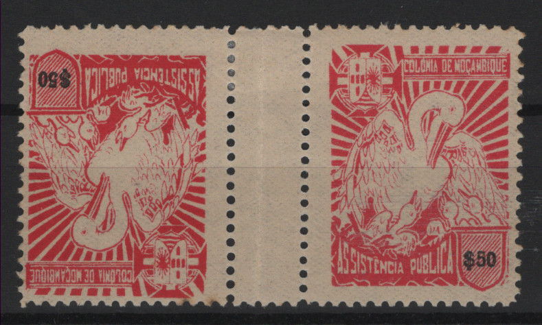 543.jpg -     Lote:    543            Moçambique       Descrição:         1943/51 &mdash; Imposto Postal. Pelicano. Legenda "COLONIA DE MOÇAMBIQUE". MF IP45b, $50 vermelho (tipo pequeno, denteado 11 &frac12;, papel liso. Par horizontal impresso em TÊTE-BÊCHE com ponte. Exemplar muito raro, com boa cor, sem reparações, goma original com sinal de charneira e com leve ponto de óxido num dos selos. Certificado de peritagem de Leilões P. Dias, Lda. Valor de catálogo &euro; 800,00.         **       Valor Base:     &euro; 400,00     Valor Venda:     &euro;      