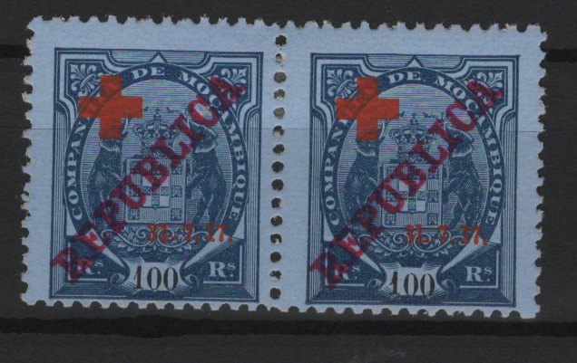 559.jpg -     Lote:    559            Companhia de Moçambique       Descrição:         1917 &mdash; Elefantes, com sobrecarga REPUBLICA e sobrecarga Cruz Vermelha. MF112a+112b, 100 reis azul s/ azul, papel porcelana, denteado 11 Ÿ. Par horizontal com boa cor, sem defeitos nem reparações, com goma original e sinal de charneira. Primeiro selo com "1" de "17" maior e segundo selo com "1" de "31" maior. MB e MR. Valor de catálogo &euro; 400,00.         **       Valor Base:     &euro; 100,00     Valor Venda:     &euro;      