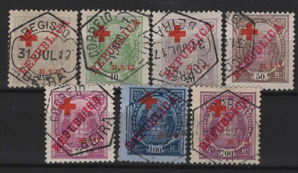 561.jpg -     Lote:    561            Companhia de Moçambique       Descrição:         1917 &mdash; Elefantes, com sobrecarga REPUBLICA e sobrecarga Cruz Vermelha. MF 107/113. Série completa usada, em denteado 11 Ÿ e papel porcelana, todos com marca da estação da BEIRA e a grande maioria com data do 1.º DIA DE CIRCULAÇÃO (31.07.17) com exceção selo de 700 reis com data de 01.08.17.  Selos com boa cor, sem defeitos ou reparações. Valor de catálogo &euro; 606,00.         O       Valor Base:     &euro; 125,00     Valor Venda:     &euro;      