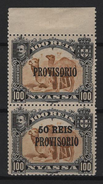 578.jpg -     Lote:    578            Companhia do Niassa       Descrição:         1910 &mdash; D. Carlos I. Selos de 1901, com sobretaxa e sobrecarga PROVISORIO. MF51a, 50 reis s/ 150 reis bistre. Par vertical com goma original, com sinal de charneira no 1.º selo e sem charneira no segundo, sem defeitos nem reparação com "50" OMISSO no primeiro selo. MB e MR. Valor de catálogo &euro; 213,00.         **       Valor Base:     &euro; 75,00     Valor Venda:     &euro;      